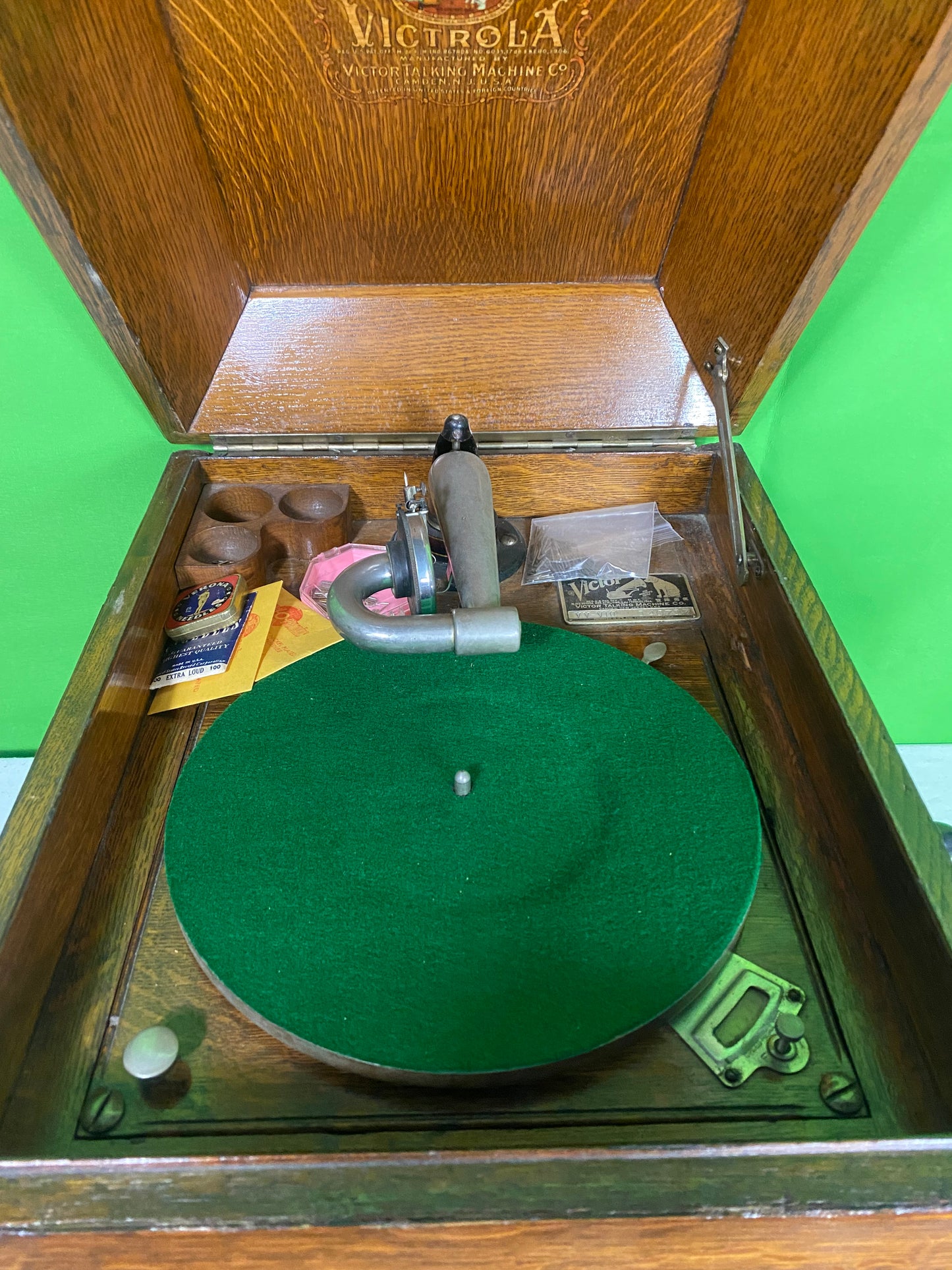 Antique Victor Victrola Oak Table Top Phonograph Circa 1910